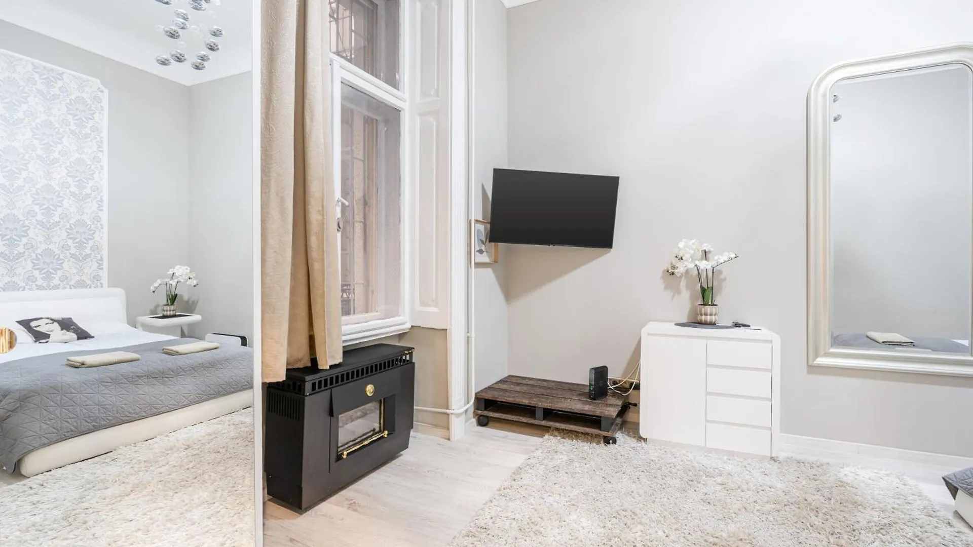 Sea Holly Apartment - With Perfect Location 2 Separate Bdrms Boedapest Hongarije